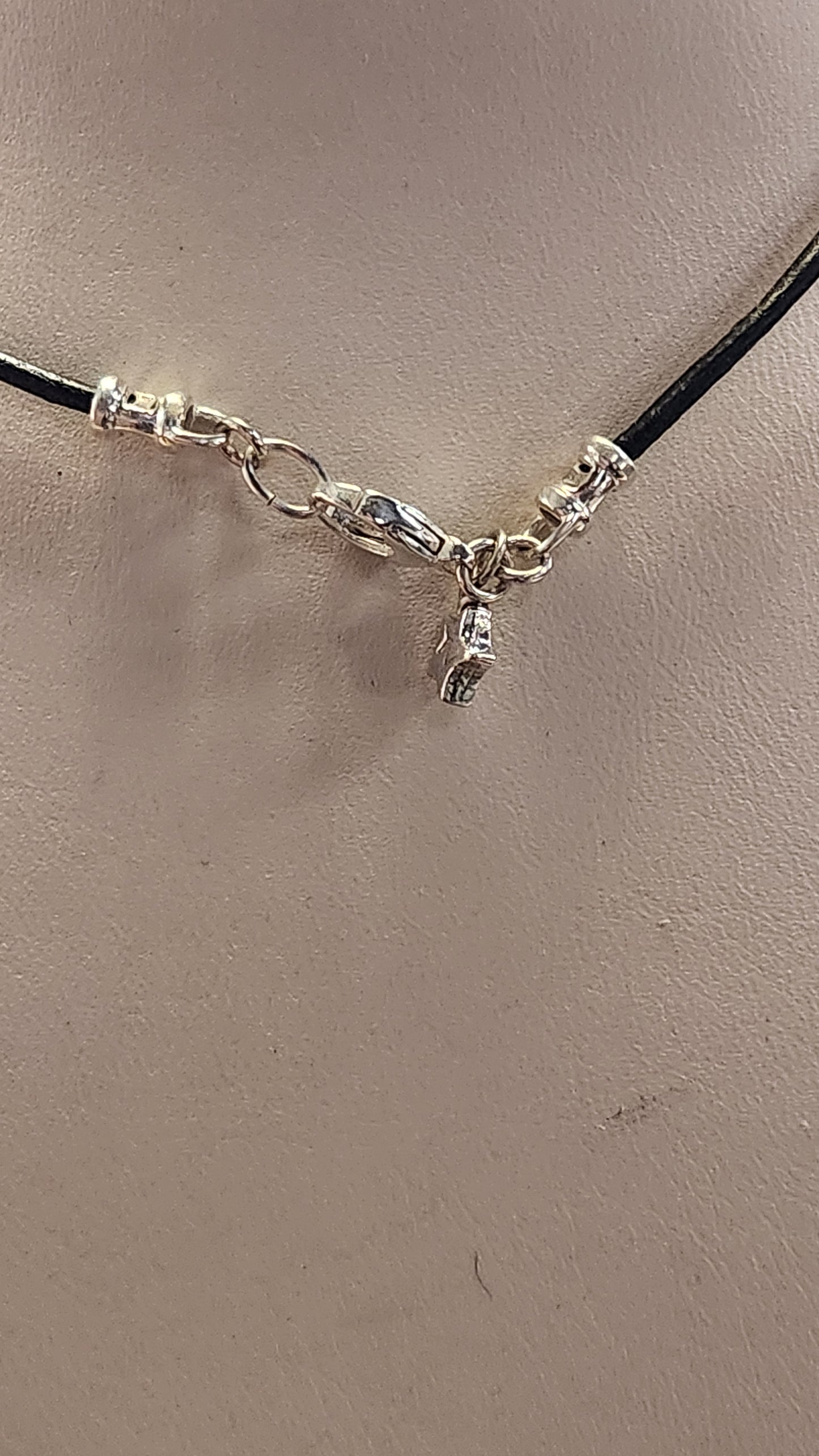 3.22ct Texas topaz and 7.42ct Holley blue agate necklace.