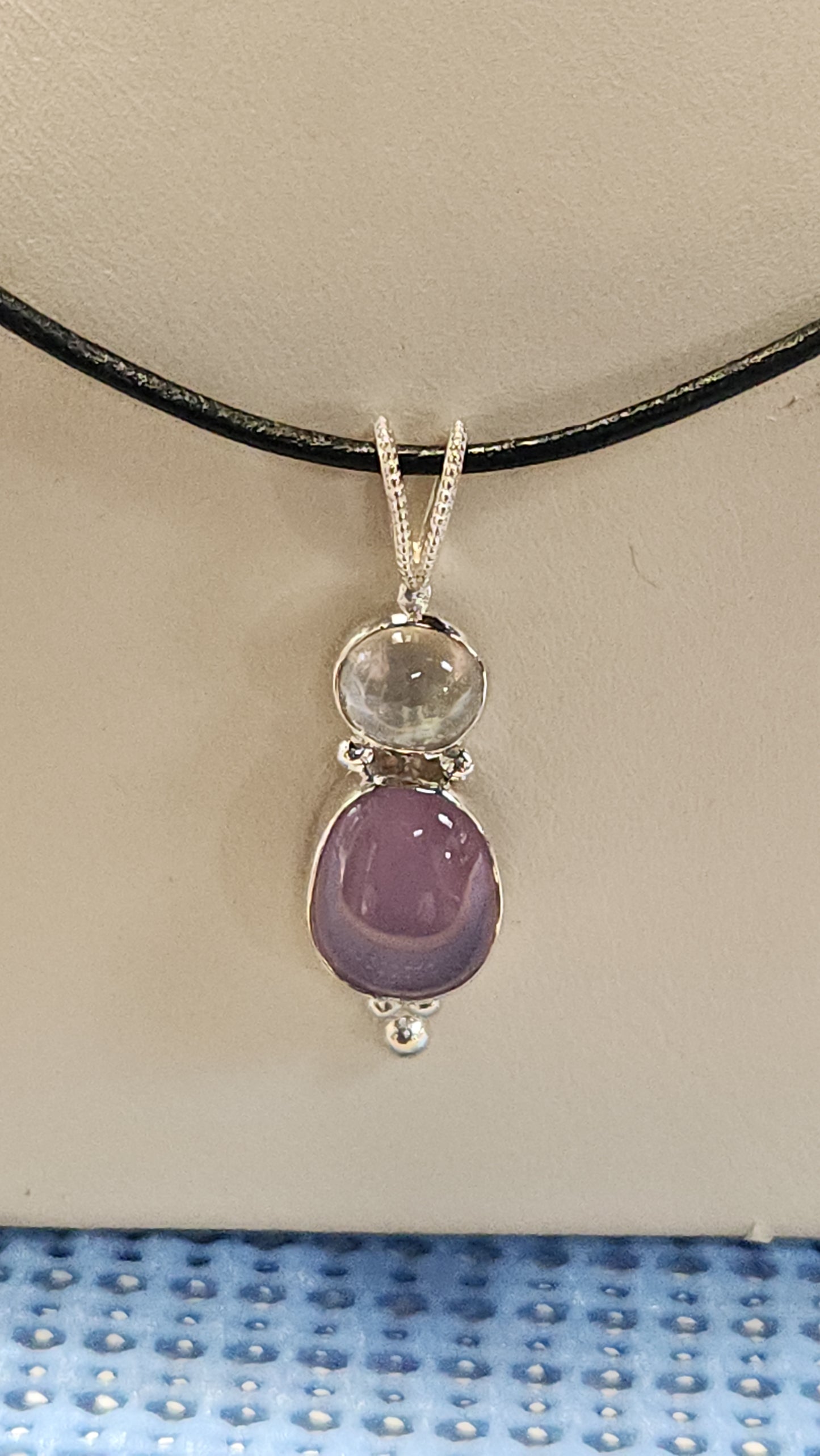 3.22ct Texas topaz and 7.42ct Holley blue agate necklace.