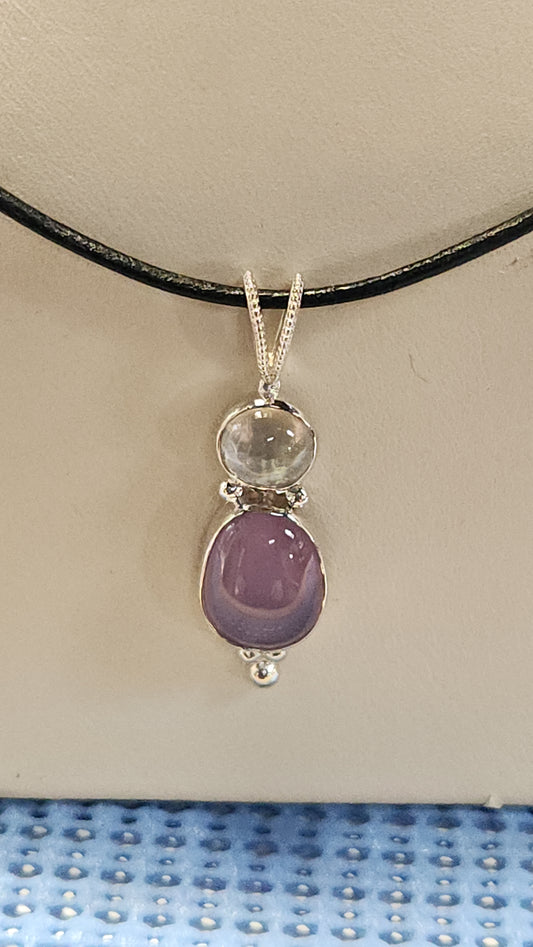 3.22ct Texas topaz and 7.42ct Holley blue agate necklace.