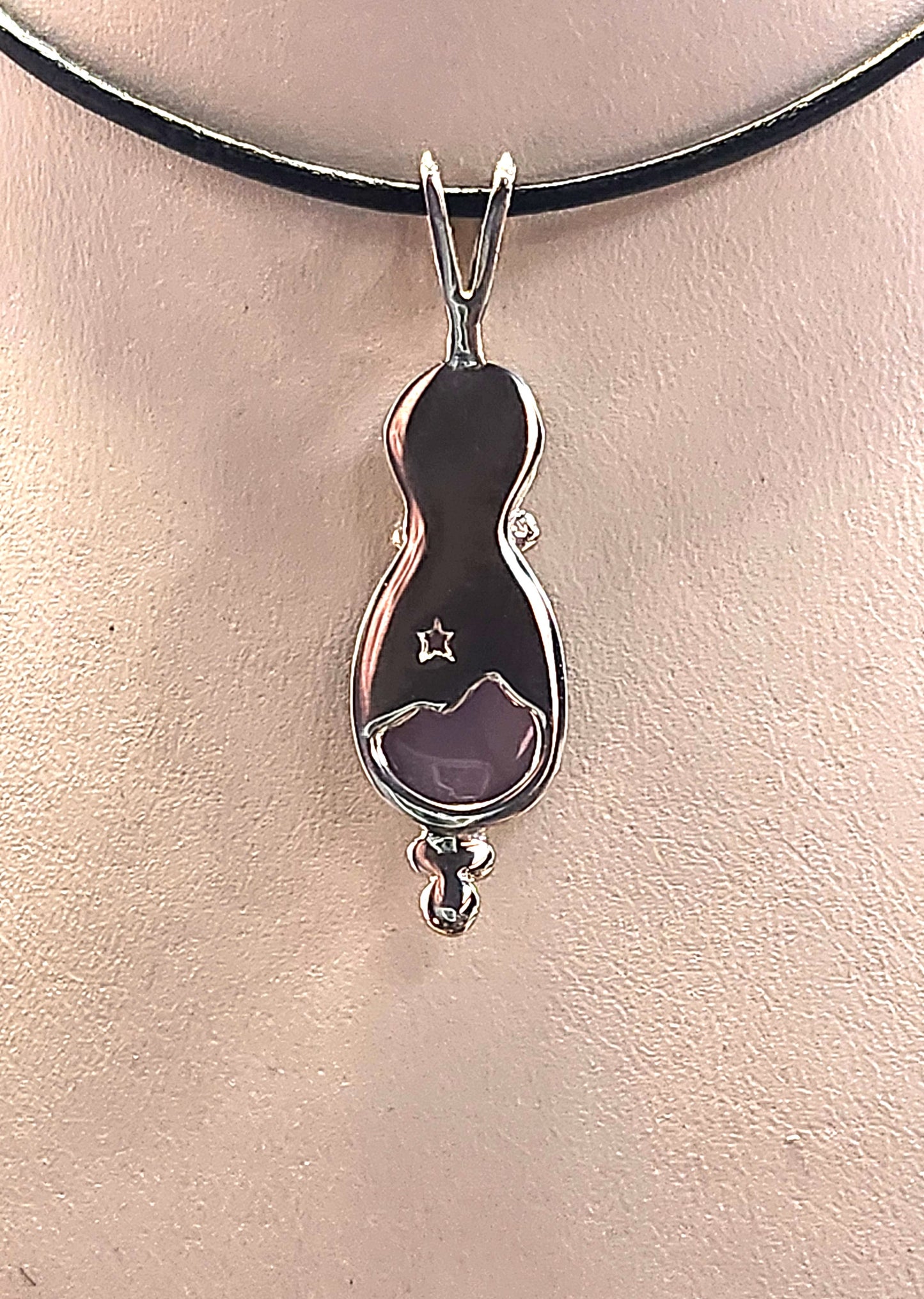 3.22ct Texas topaz and 7.42ct Holley blue agate necklace.